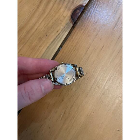 Vintage Pulsar Women's Stretchy Band Watch. Gold Tone. Stainless back. USA. - Picture 3 of 3
